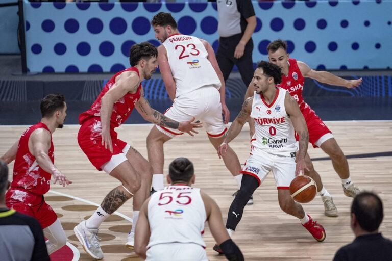 Na zdjęciu reprezentacja Turcji w ataku w trakcie meczu z Polską na EuroBaskecie 2025