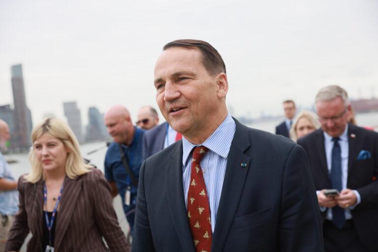 Na zdjęciu wicepremier i minister spraw zagranicznych RP Radosław Sikorski (w środku) w Nowym Jorku, 22 września 2025 r.