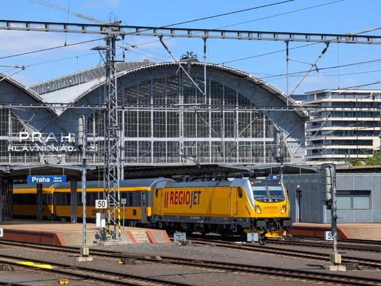 Charakterystyczne żółte pociągi RegioJet można już zobaczyć także na polskich torach.(fot. Michael Nguyen/NurPhoto)