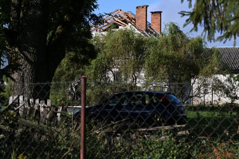 Na zdjęciu zniszczony przez rosyjskiego drona dach budynku mieszkalnego w miejscowości Wyryki