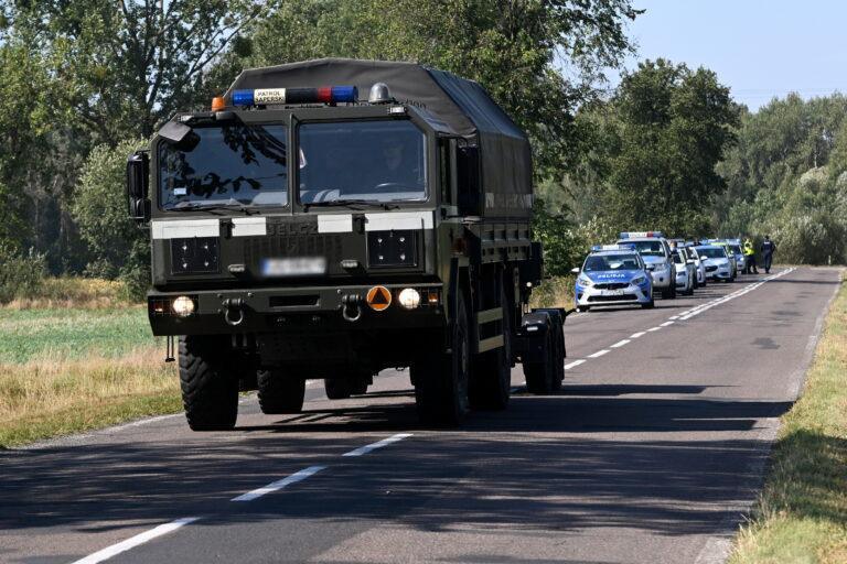 Na zdjęciu służby w miejscu upadku rosyjskiego drona w miejscowości Krzywowierzba-Kolonia