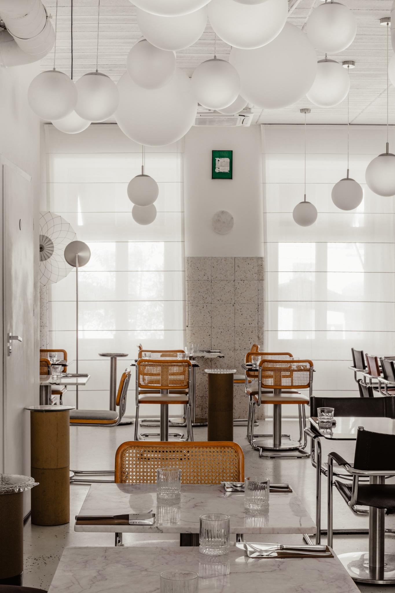 Wnętrza restauracji The Eatery na ul. Koszykowej w Warszawie