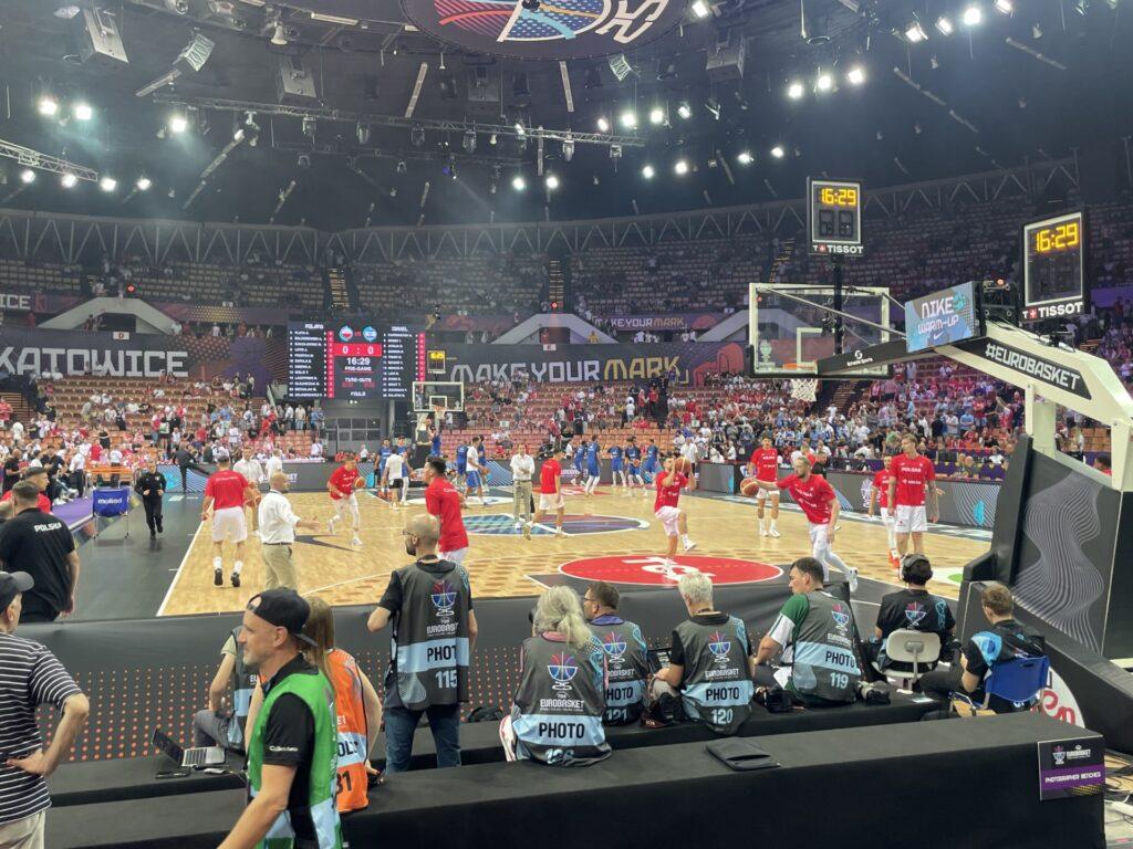 Zdjęcie na hali koszykarskiej