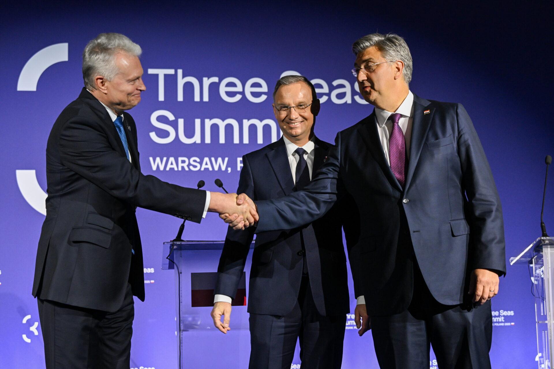 Prezydent Litwy Gitanas Nauseda (z lewej), prezydent RP Andrzej Duda (w środku) oraz premier Chorwacji Andrej Plenković podczas Szczyt Inicjatywy Trójmorza w kwietniu tego roku w Warszawie. (Radek Pietruszka, PAP)