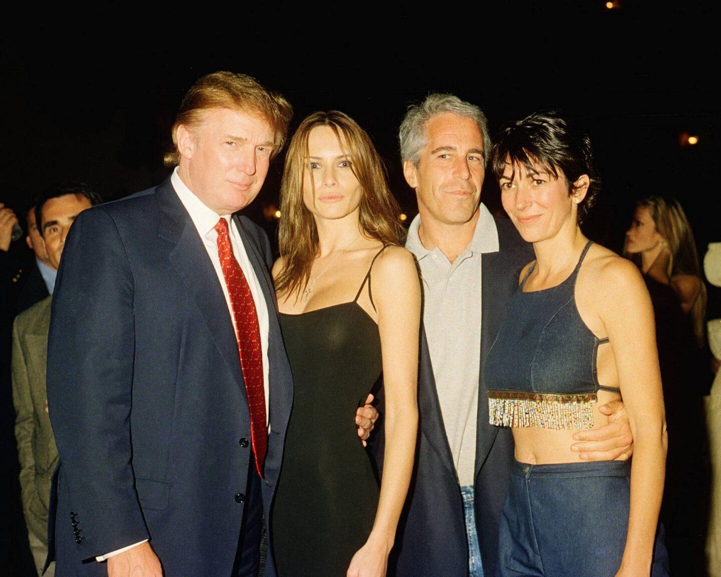 Od lewej: Donald Trump, jego przyszła żona i Pierwsza Dama USA Melania Knauss, Jeffrey Epstein oraz Ghislaine Maxwell pozują do wspólnego zdjęcia w Mar-a-Lago na Florydzie, 12 lutego 2000 r.