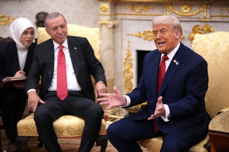 Prezydent Donald Trump (z prawej) i prezydent Turcji Recep Erdogan w Białym Domu