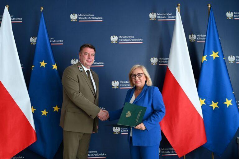 Na zdjęciu dyrektor Lasów Państwowych Adam Wasiak (po lewej) oraz ministra klimatu i środowiska Paulina Hennig-Kloska