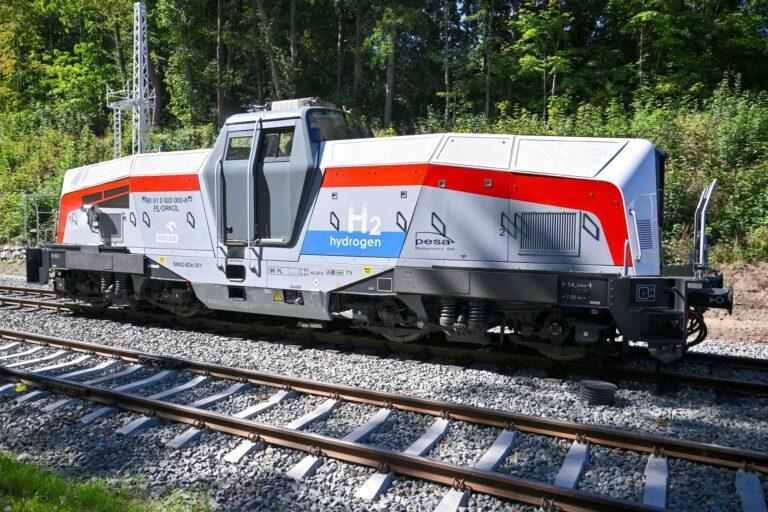 Na zdjęciu: wodorowa lokomotywa firmy PESA