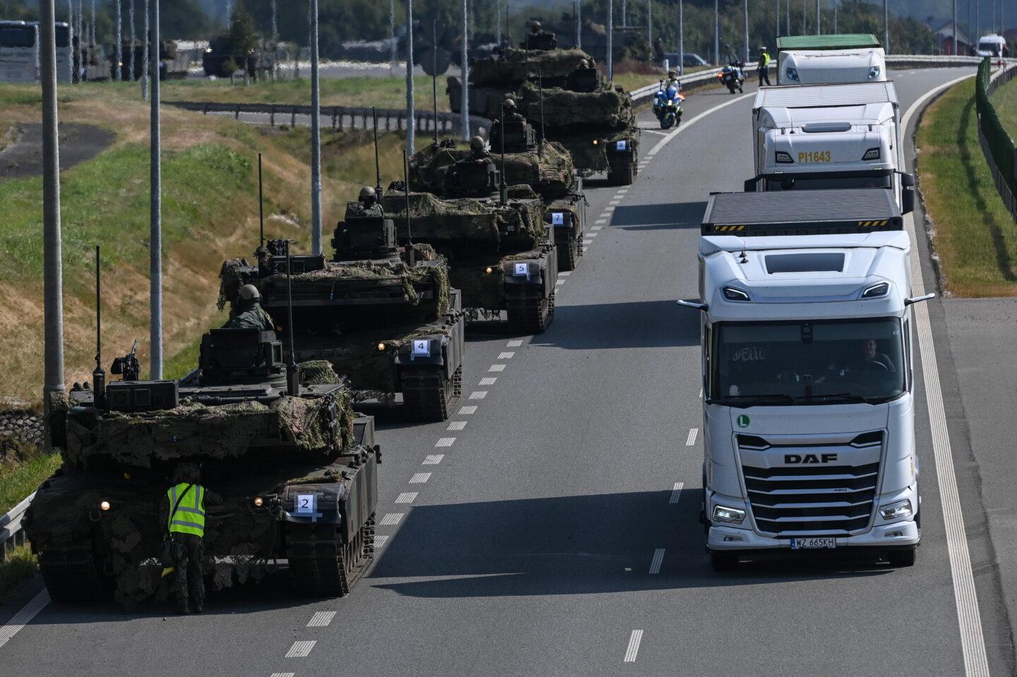 Transport pojazdów wojskowych na polskiej drodze w ramach ćwiczeń wojskowych "Żelazny obrońca 2025"