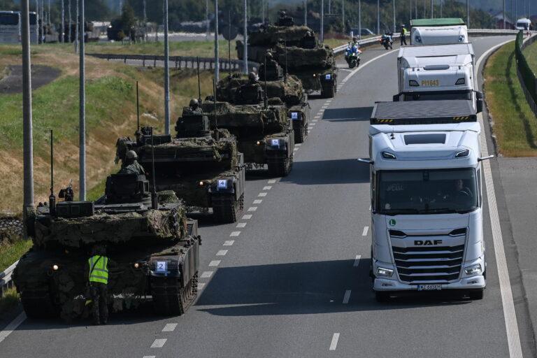 Na zdjęciu transport zestawów niskopodwoziowych w ramach ćwiczeń wojskowych "Żelazny obrońca 2025"