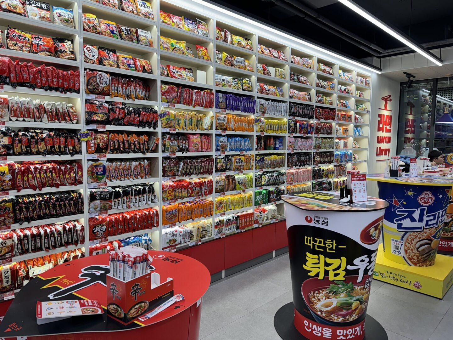 Półki wypełnione paczkami z zupkami błyskawicznymi