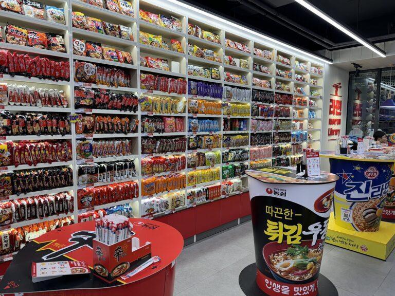 Półki wypełnione paczkami z zupkami błyskawicznymi