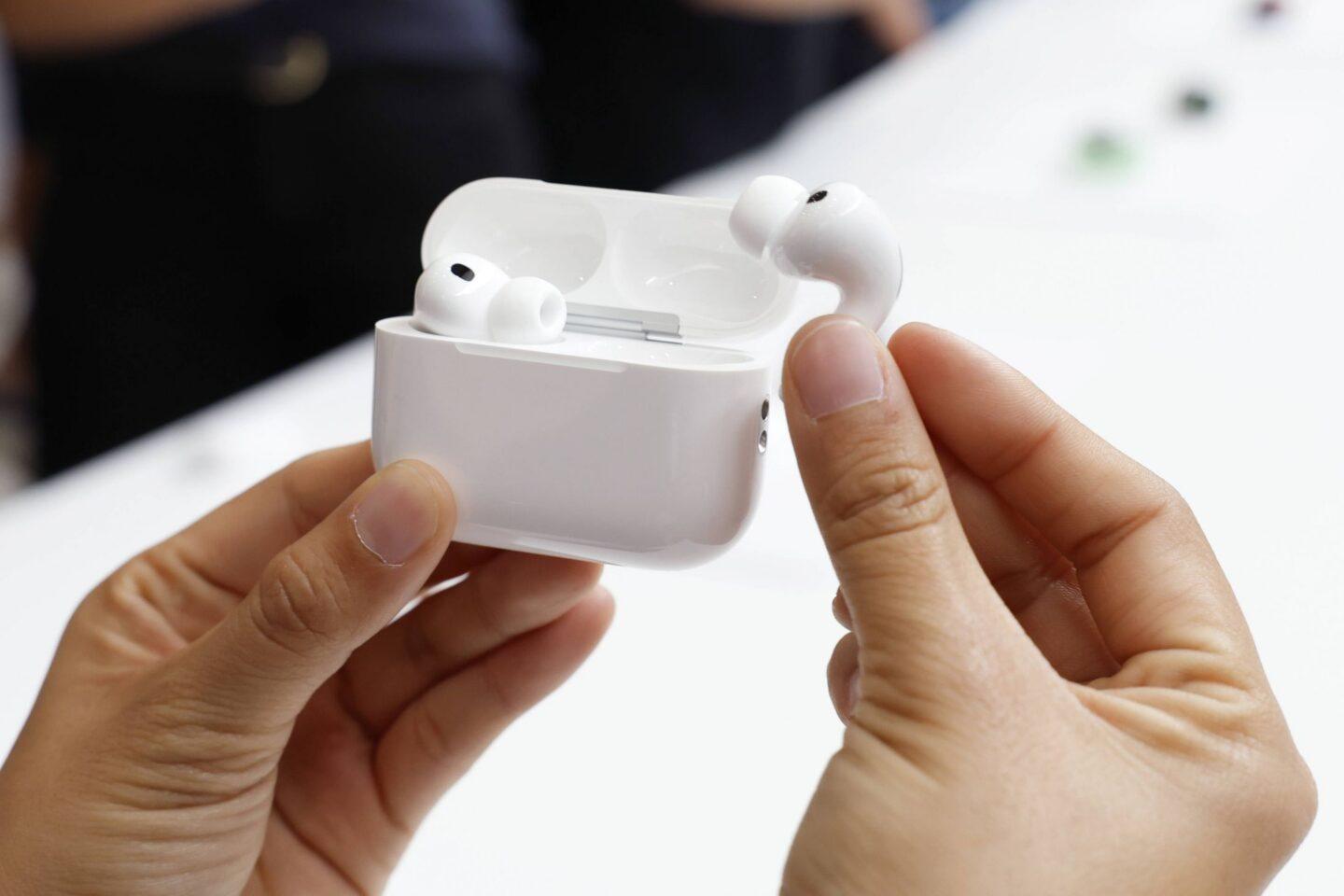Na zdjęciu: AirPods Pro 3