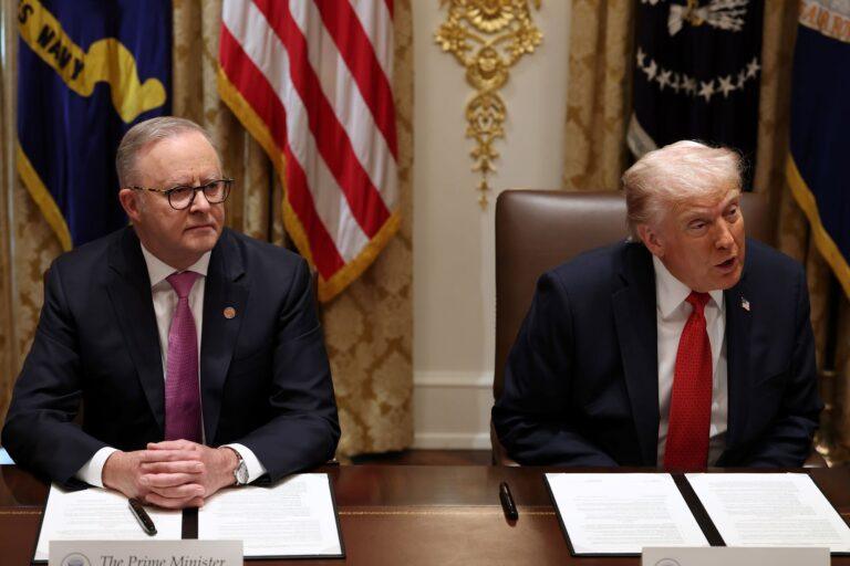 Premier Australii Anthony Albanese (po lewej) i prezydent USA Donald Trump (po prawej)