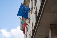 Na zdjęciu flagi Bułgarii i UE na budynku