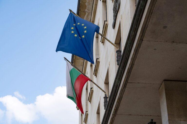Na zdjęciu flagi Bułgarii i UE na budynku