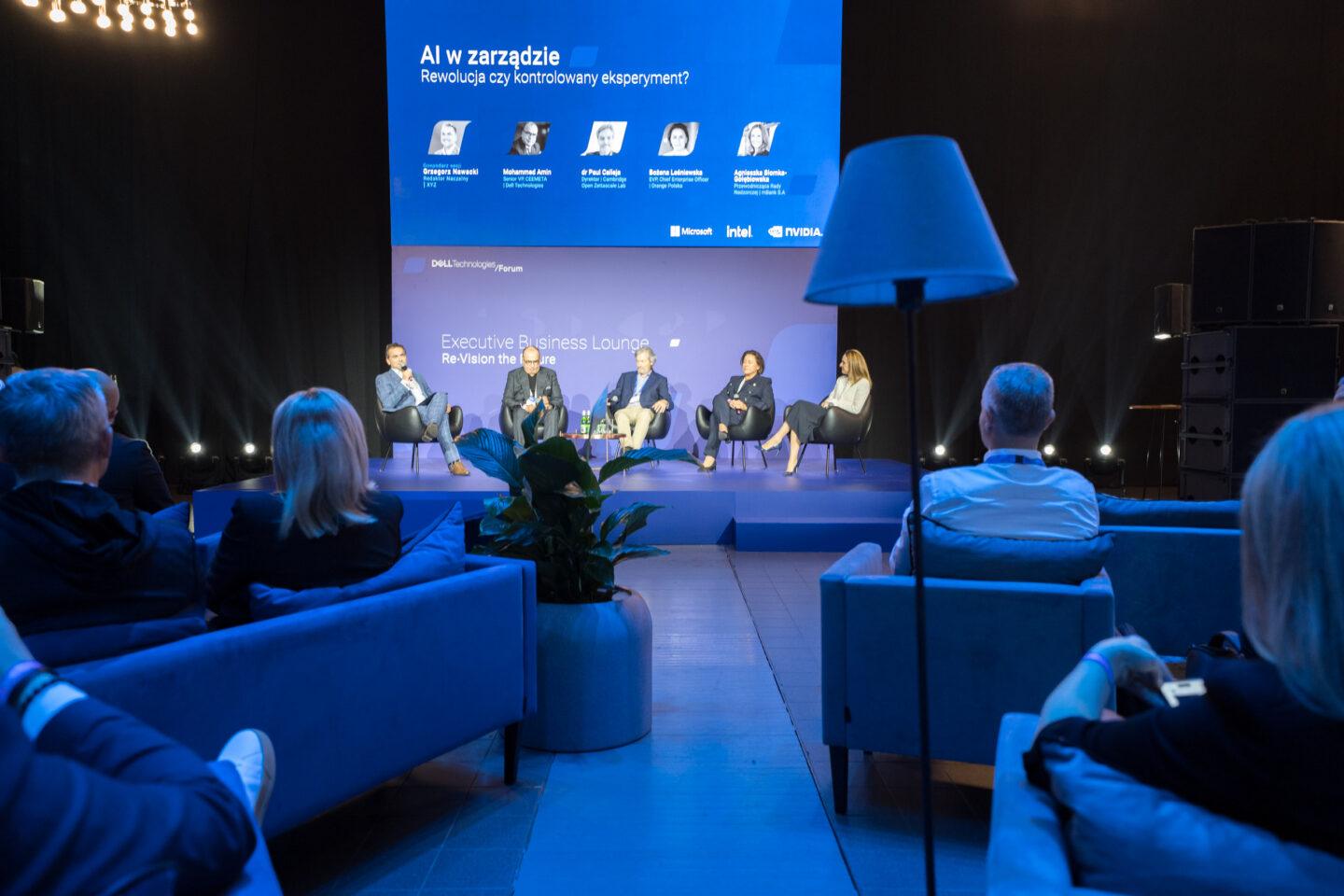AI zarządów nie zastąpi, ale pomoże w lepszym sterowaniu firmami - wynika z debaty na Dell Technologies Forum. Na zdjęciu (od lewej): Grzegorz Nawacki, redaktor naczelny XYZ; Mohammed Amin, Senior CEE Dell Technologies; Paul Calleja, dyrektor w Cambridge Open Zettascale Lab; Bożena Leśniewska, Chief Enterprise Officer Orange Polska oraz Agnieszka Słomka-Gołębiowska, przewodnicząca rady nadzorczej mBank