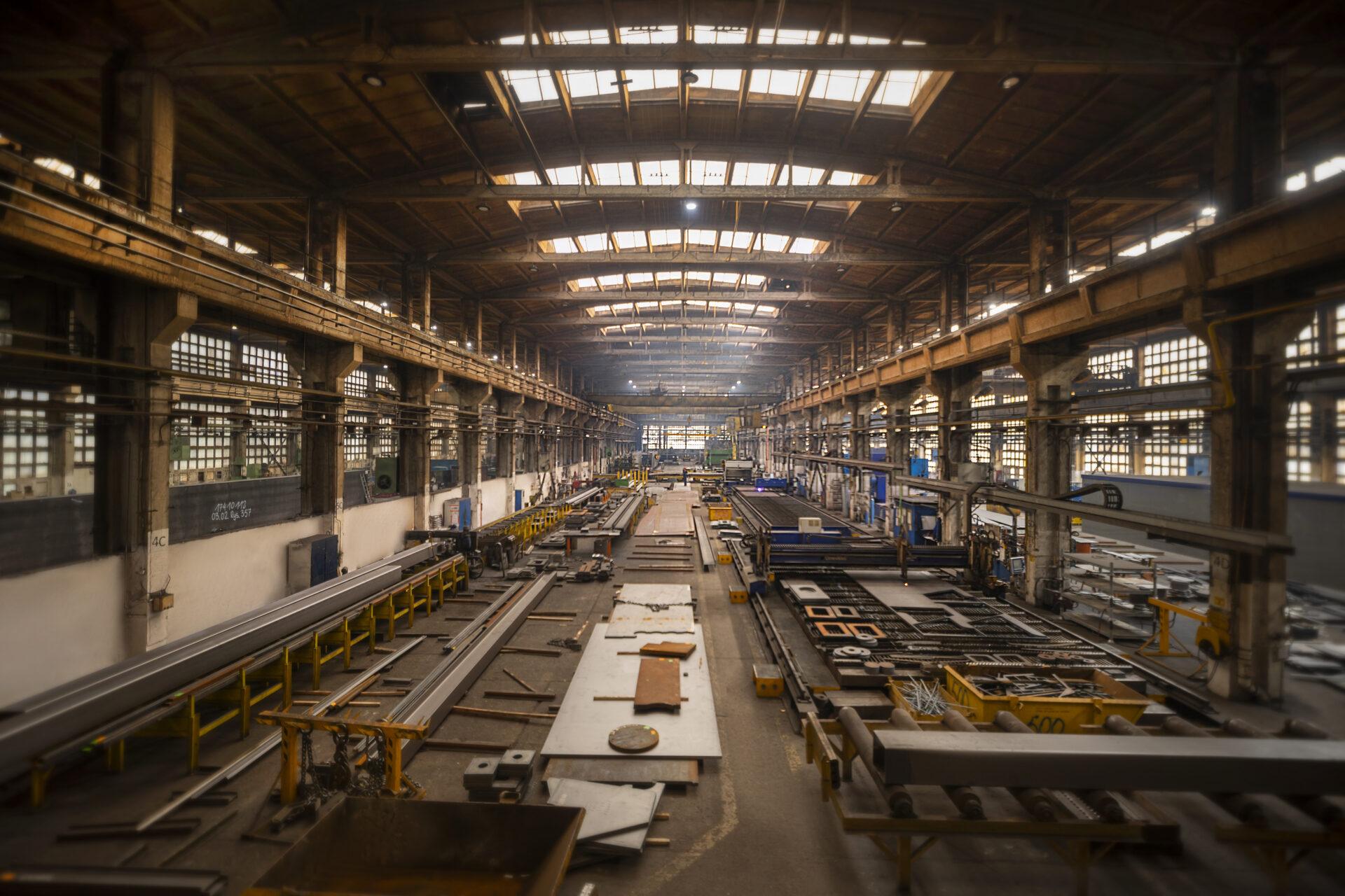 Zdjęcie pokazuje wnętrze hali produkcyjnej fabryki Famak w Kluczborku.