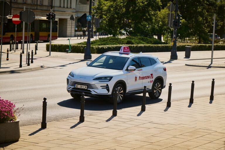 Na zdjęciu taksówka Freenow marki BYD