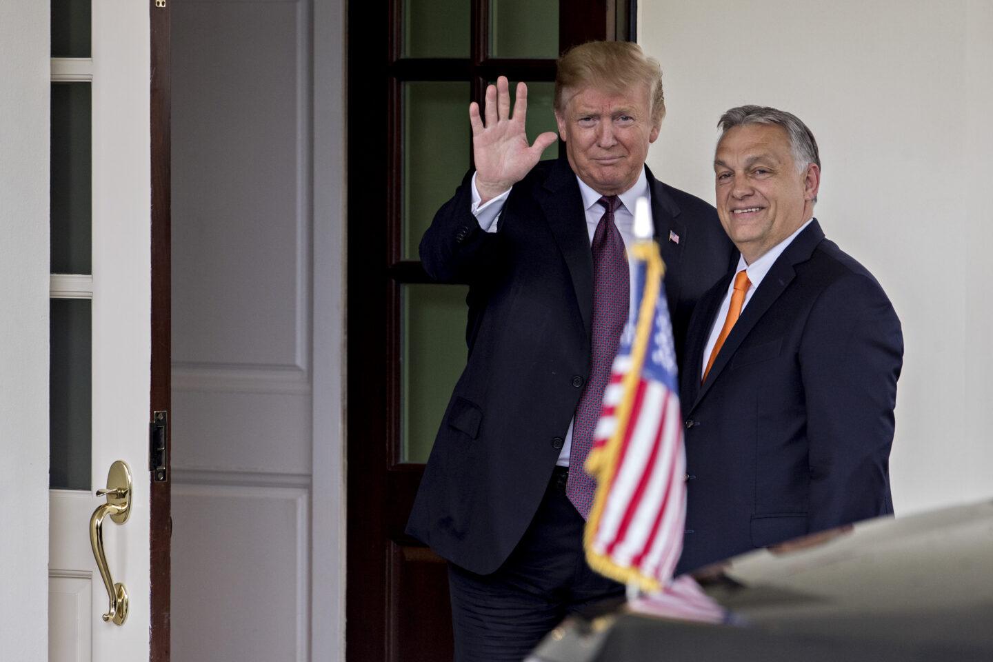 Trump i Orban witają się przed spotkaniem