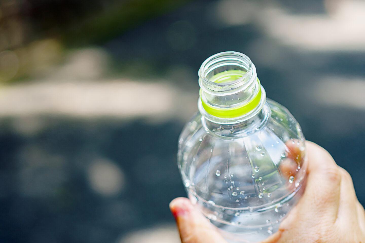 Od 1 października 2025 r. w Polsce działa system kaucyjny. Dzięki niemu Polska ma osiągnąć konkretne cele środowiskowe. Wysoki poziom selektywnej zbiórki opakowań – co najmniej 77 proc. już od 2025 r. i aż 90 proc. od 2029 r. Więcej materiałów z recyklingu w jednorazowych butelkach z plastiku (razem z zakrętkami i wieczkami) – zawartość tworzyw sztucznych z recyklingu wyniesie co najmniej 25 proc. od 2025 r. i 30 proc. od 2030 r. /fot. gettyimages