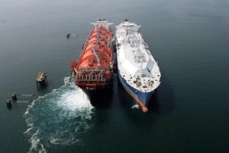 Dostawa skroplonego gazu płynnego (LNG) do pływającego terminala (FSRU) w Indonezji.