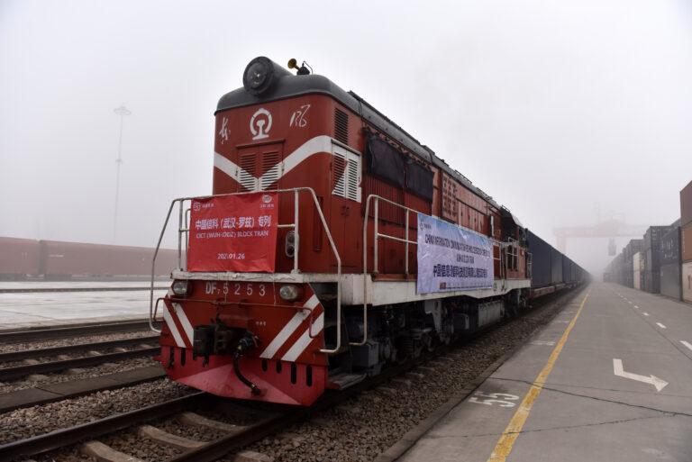 Czerwona lokomotywa na stacji kolejowej