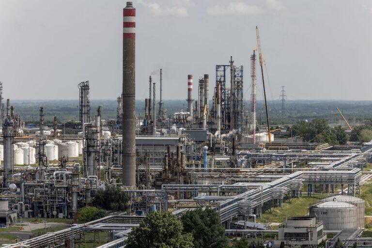 Na zdjęciu: rafineria MOL w Szazhalombatta