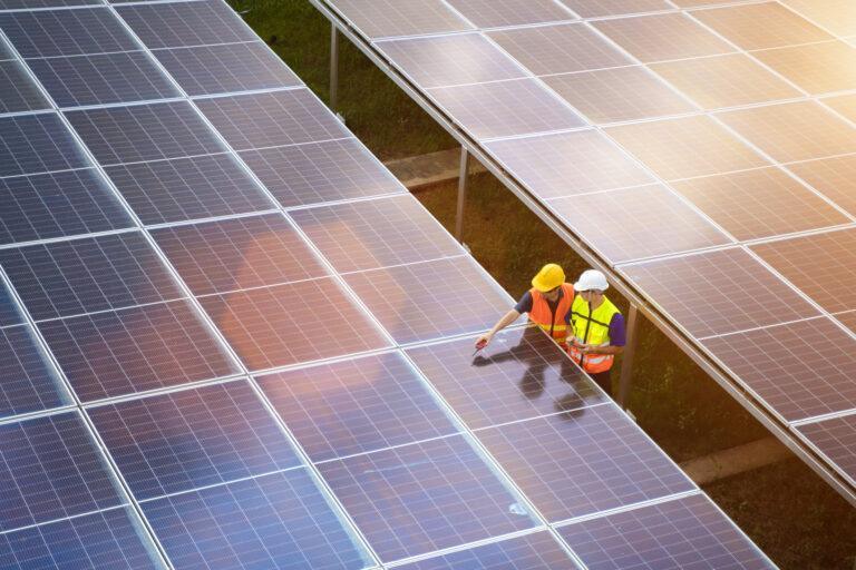 Inżynierowie kontrolują farmę fotowoltaiczną.