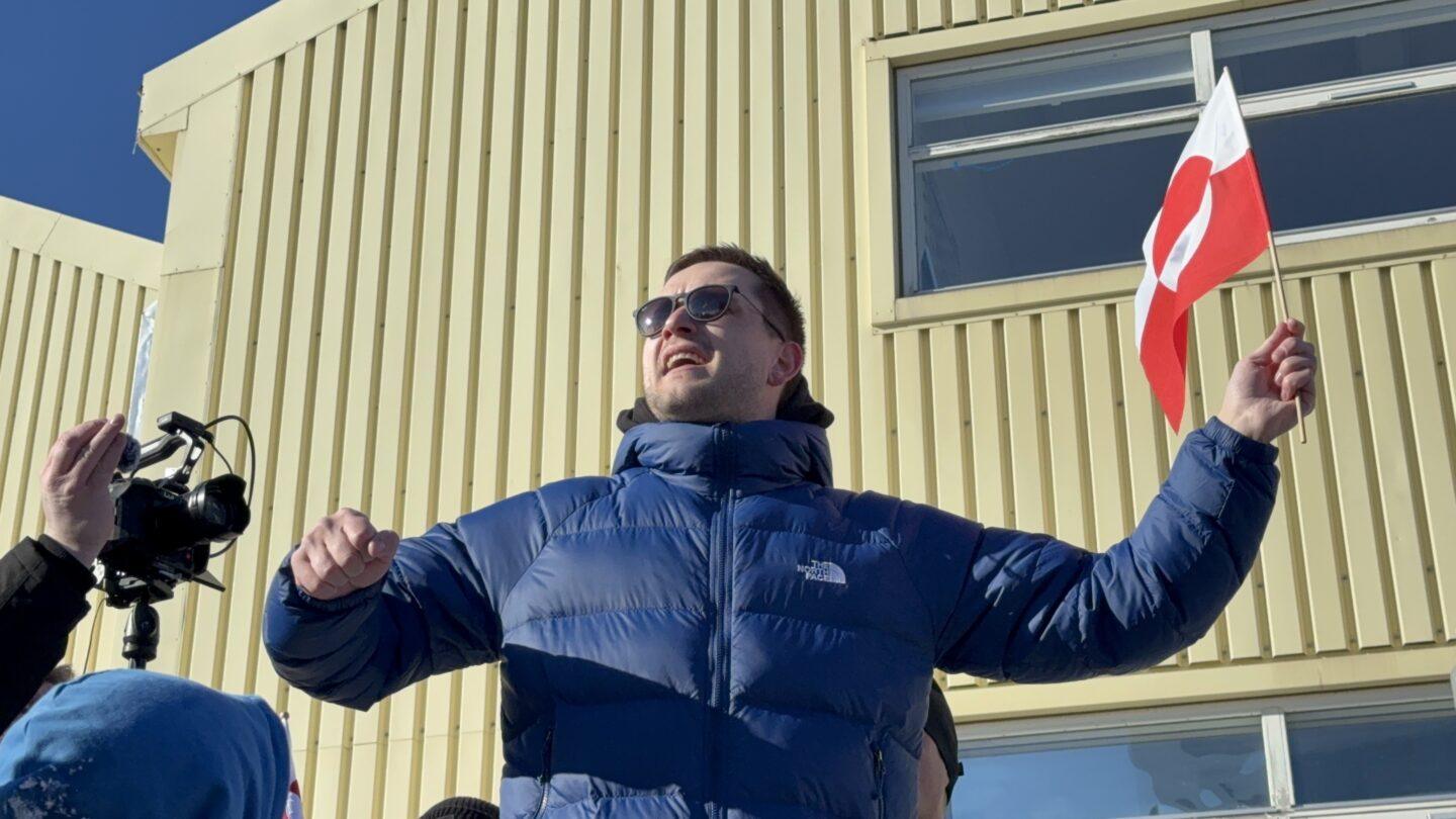 Jens Frederik Nielsen, lider Demokratów, przemawia do tłumu Grenlandczyków protestującego przeciwko wypowiedziom prezydenta USA Donalda Trumpa na temat suwerenności ich kraju.