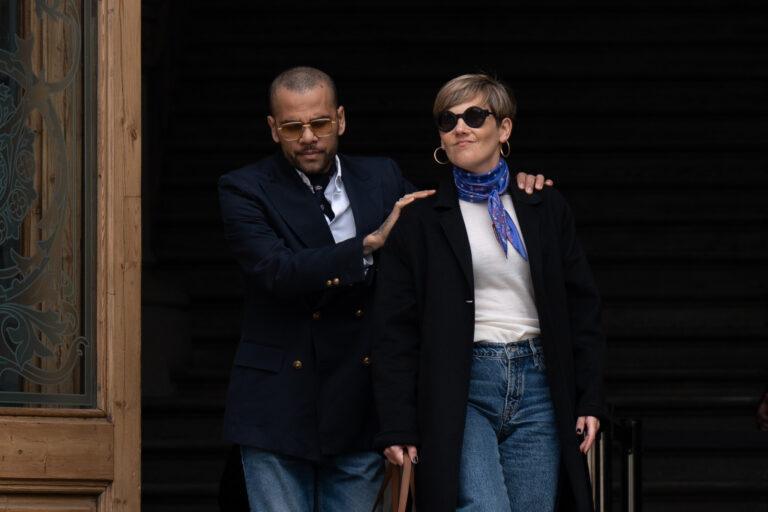 Były piłkarz Dani Alves i jego prawniczka Ines Guardiola opuszczają sąd w Barcelonie po tym jak ostateczny werdykt wymiaru sprawiedliwości okazał się korzystny dla Brazylijczyka, który został oczyszczony z zarzutów o napaść seksualną.