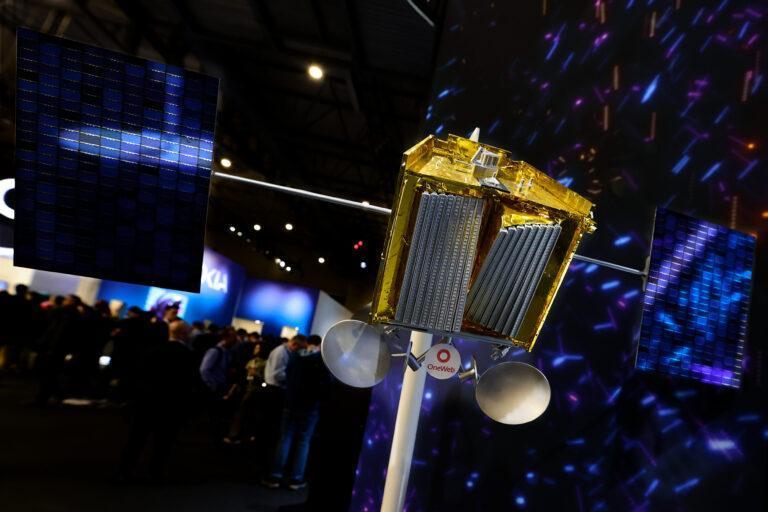 Model satelity z konstelacji Eutelsat OneWeb, przedsięwzięcia francuskiego koncernu i firmy Airbus, mającego na celu zapewnienie szybkiego szerokopasmowego Internetu