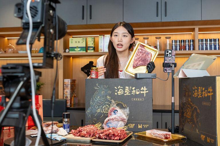 Na zdjęciu osoba prowadząca transmisję live shoppingu.