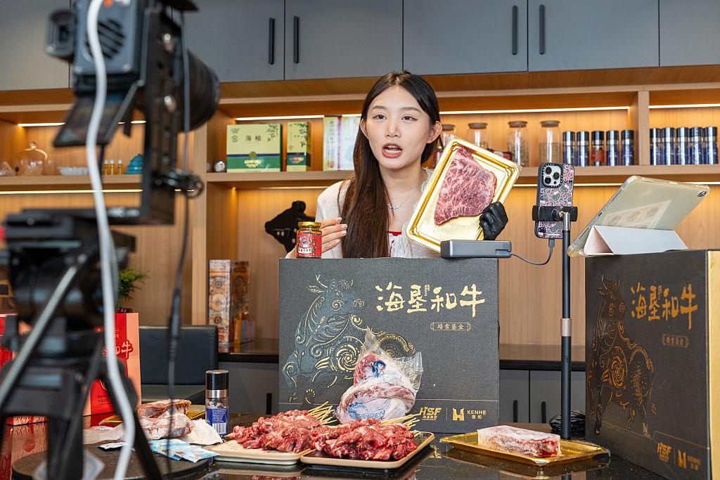 Na zdjęciu osoba prowadząca transmisję live shoppingu.