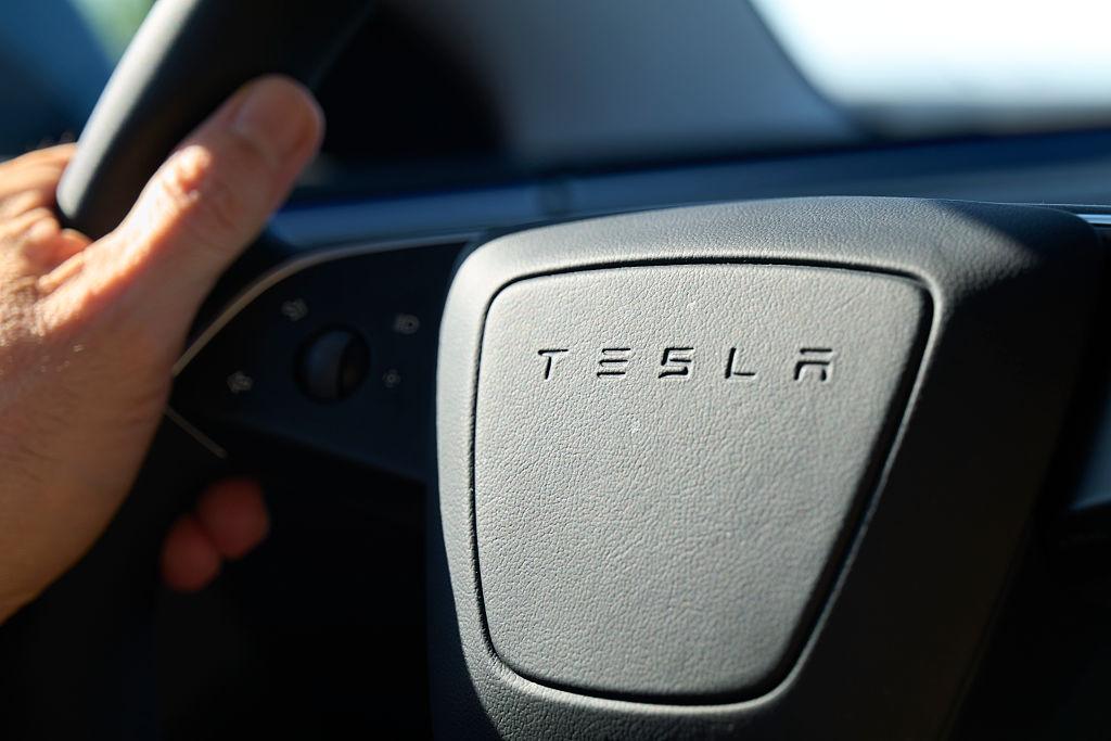 Kierownica z napisem Tesla