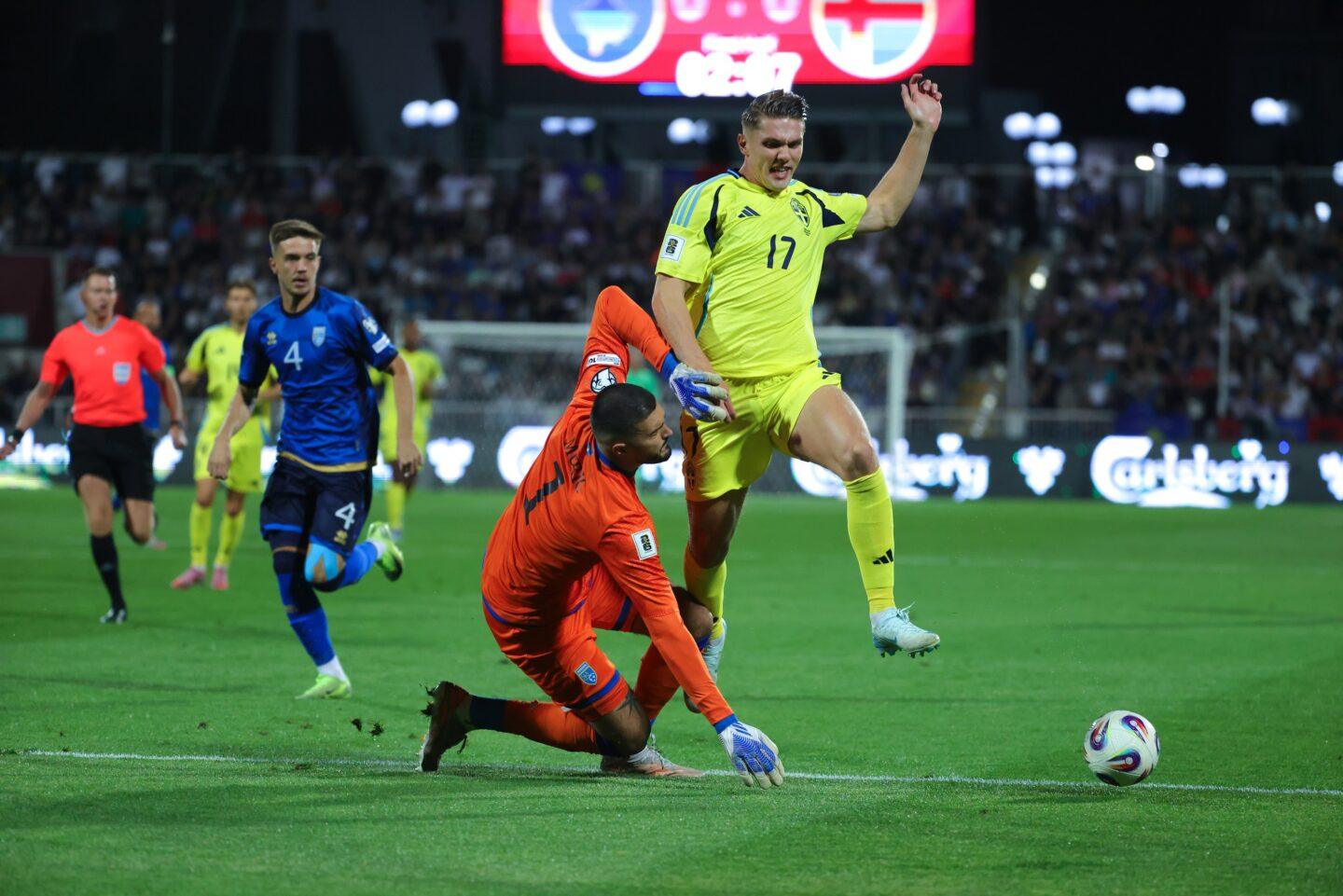 Bramkarz reprezentacji Kosowa Arijanet Muric zatrzymuje Viktora Gyökeresa, napastnika Szwecji, w meczu, który był blamażem ekipy ze Skandynawii.