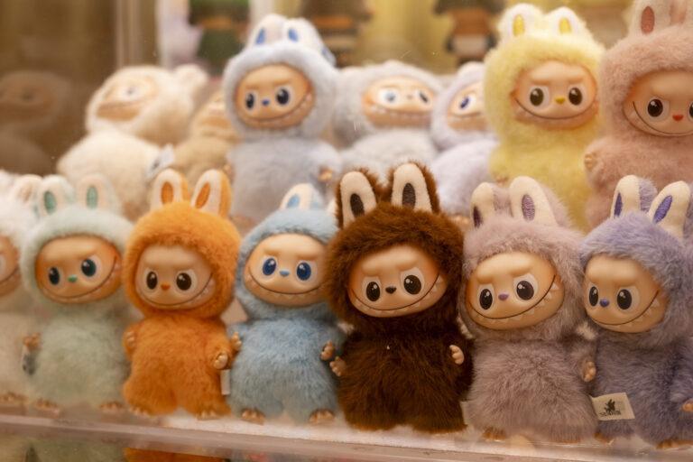 Kolorowe pluszowe lalki Labubu