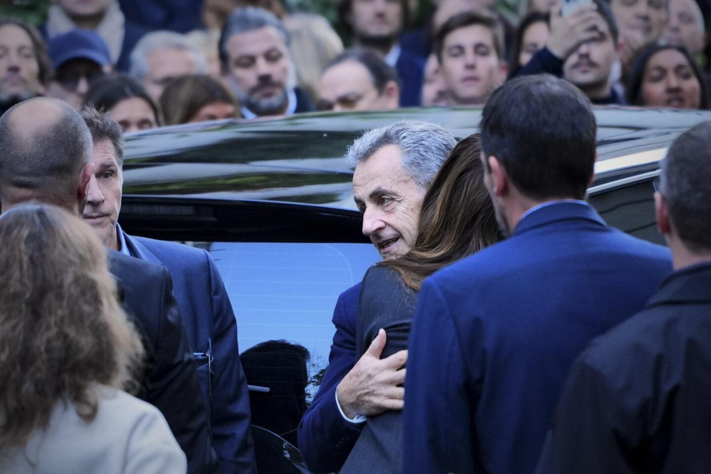 Nicolas Sarkozy żegnający się ze swoją żoną Carlą Bruni tuż przed tym, jak przekroczył mury więzienia Sante, gdzie będzie odbywać wyrok 5 lat pozbawienia wolności