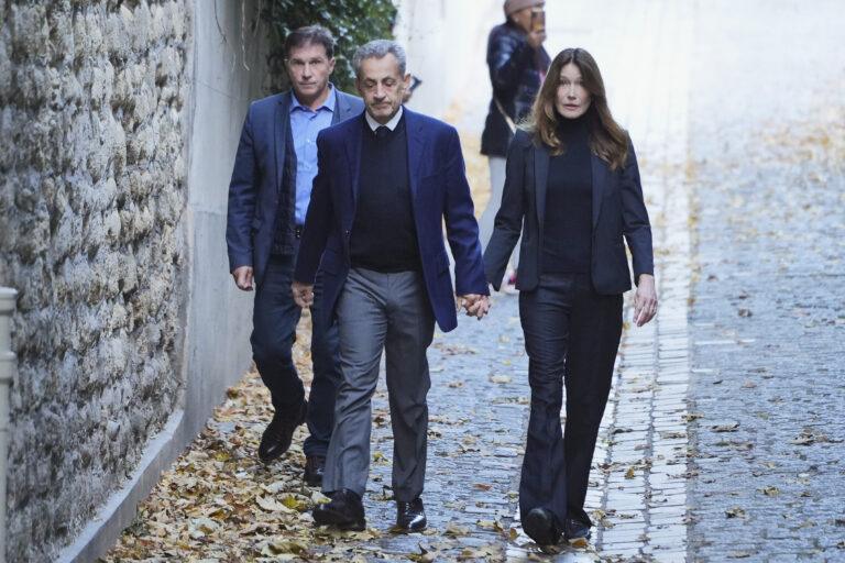 Były prezydent Francji Nicolas Sarkozy wraz z żoną Carlą Bruni-Sarkozy wychodzą z domu, by wsiąść do samochodu, który zawiezie go do więzienia de la Santé, gdzie ma odbyć pięcioletni wyrok pozbawienia wolności – 21 października 2025 r. w Paryżu.