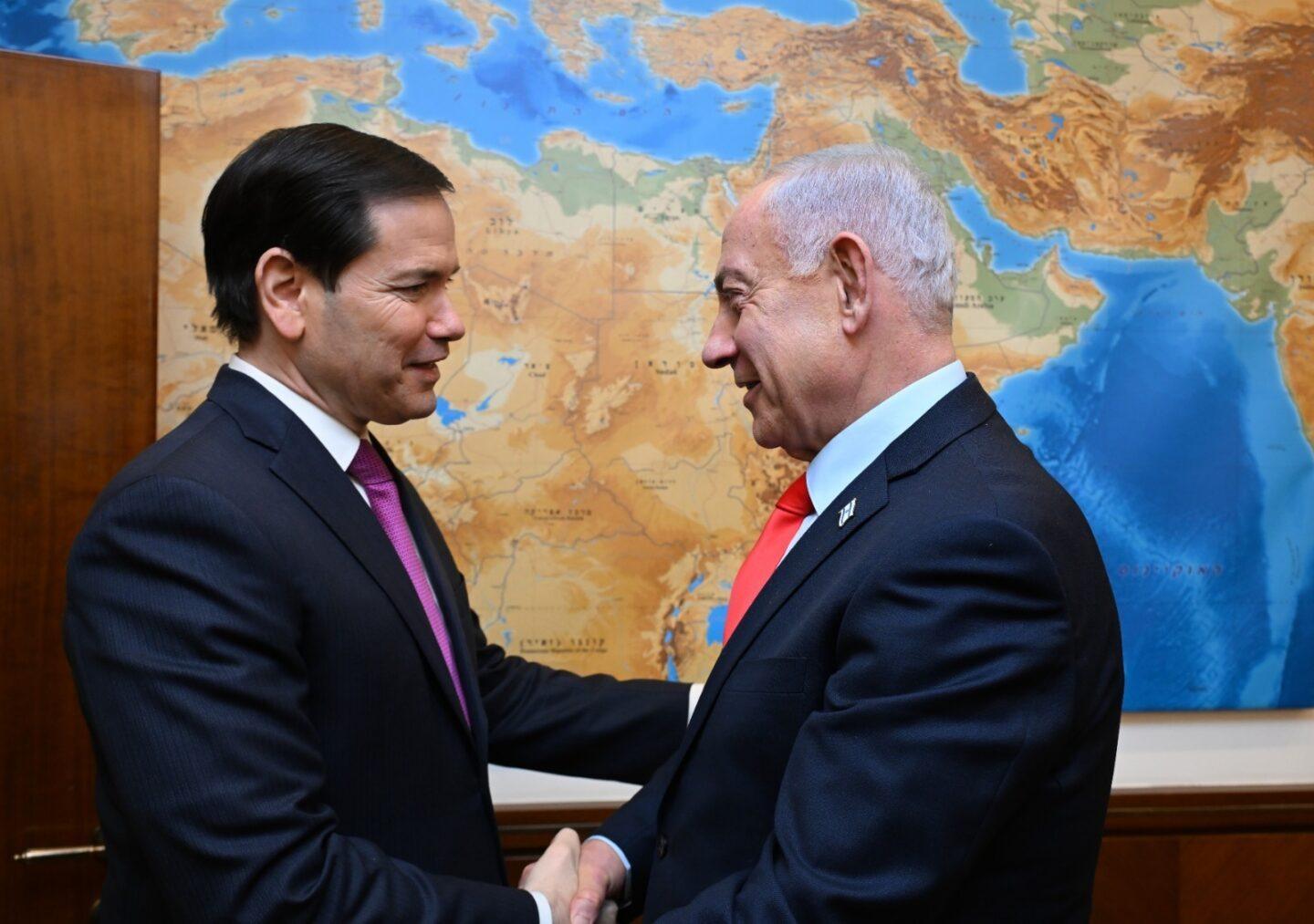 Po lewej sekretarz stanu USA Marco Rubio, po prawej premier Izraela Benjamin Netanjahu