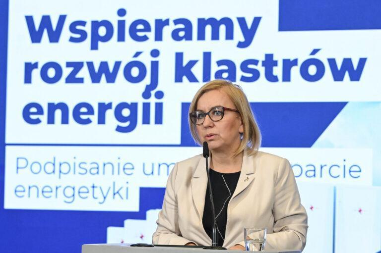 Minister środowiska Paulina Hennig-Kloska podczas konferencji prasowej dot. podpisania umów z klastrami energii, 30 października 2025 r. w siedzibie resortu w Warszawie