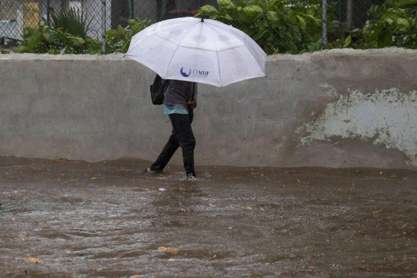 Na zdjęciu: Deszcz, spowodowany przez huragan Melissa na Santo Domingo