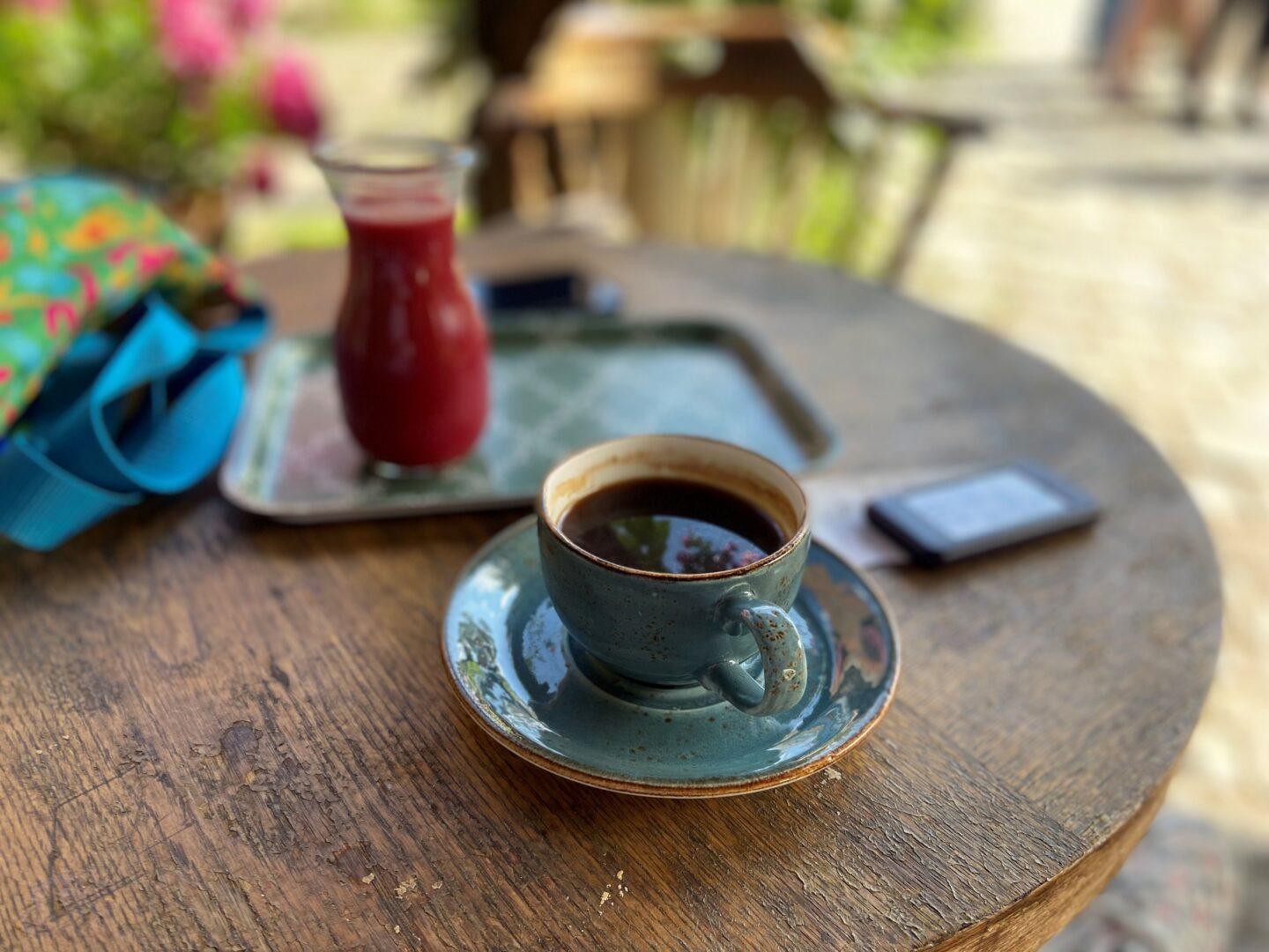 filiżanka kawy na stoliku w kawiarnianym ogródku
