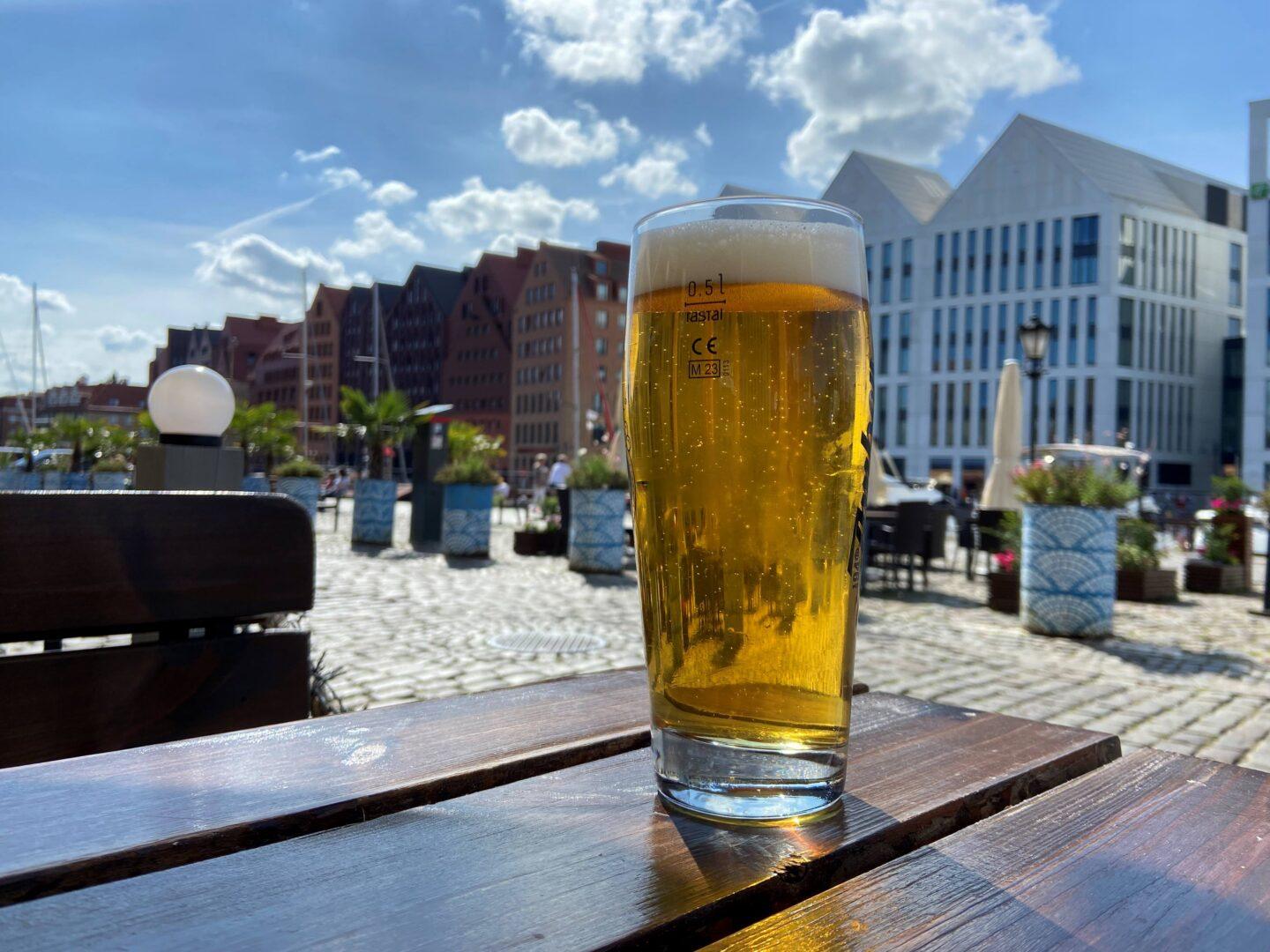 Napój w szklance na ogródku kawiarnianym