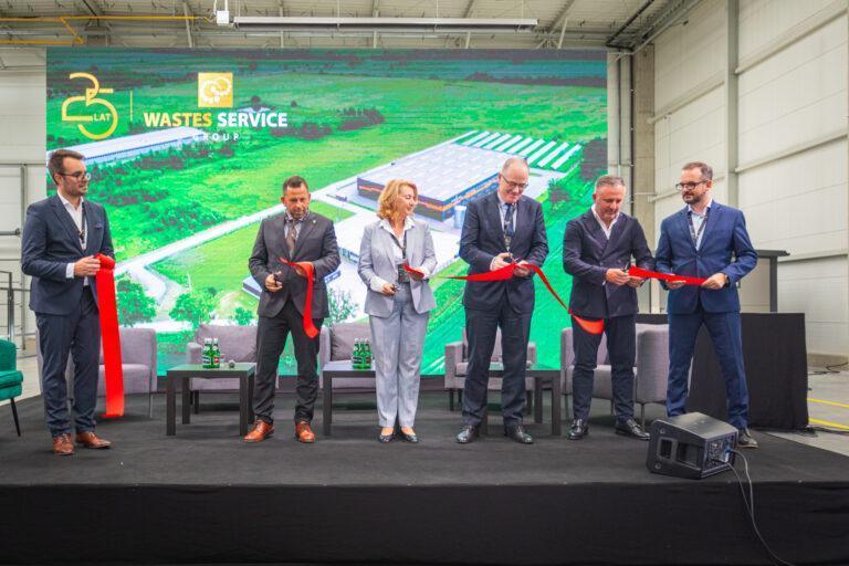 Otwarcie fabryki Wastes Service Group w xxx. Wstęgę przecięli (od lewej) Igor Bandrowicz, burmistrz gminy Prusice, prof. Joanna Kulczycka, kierownik Instytutu Gospodarki Surowcami Mineralnymi i Energią PAN, Krzysztof Galos, podsekretarz stanu w Ministerstwie Klimatu i Środowiska, oraz Robert Makieła, prezes Wastes Service Group.