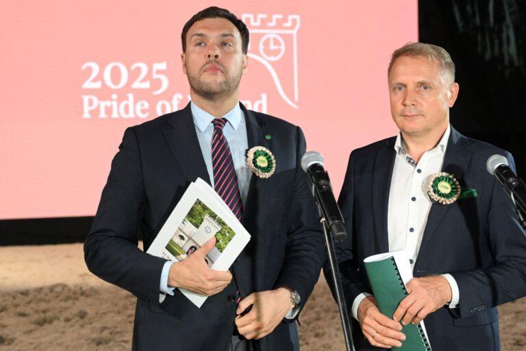 Na zdjęciu: Dyrektor KOWR Henryk Smolarz (P) i wiceminister rolnictwa i rozwoju wsi Adam Nowak (L)