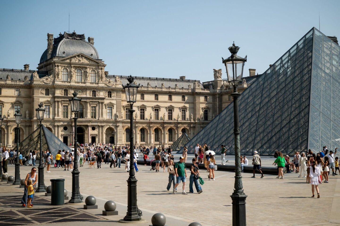 Na zdjęciu wejście do Luwru w Paryżu we Francji