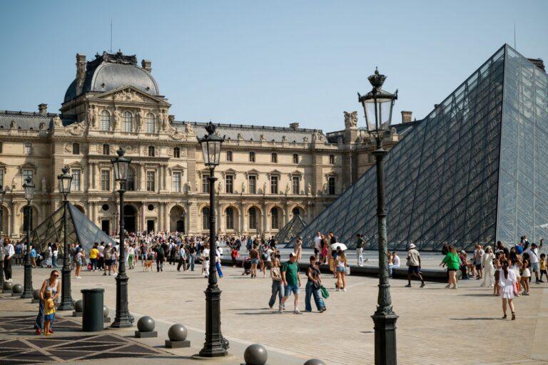 Na zdjęciu wejście do Luwru w Paryżu we Francji