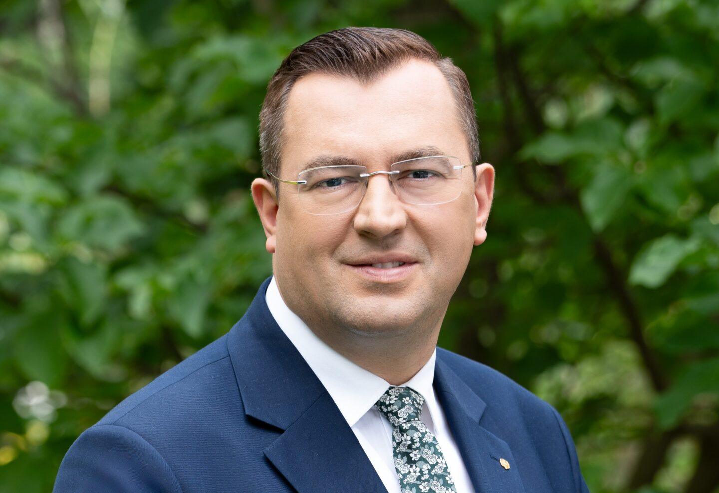 - W polskim rolnictwie brakuje rąk do pracy, wiele procesów musi zautomatyzować się, bo obecnie mamy więcej ciągników, maszyn w gospodarstwach niż operatorów do ich obsługi, to ogromne wyzwanie - mówi Stefan Krajewski, minister Rolnictwa i Rozwoju Wsi. /fot. materiały prasowe MRiRW