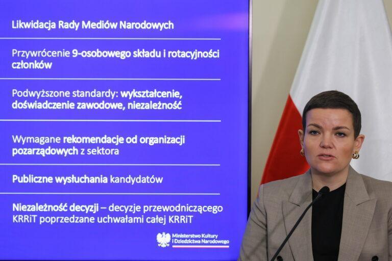 Ministra kultury Marta Cienkowska podczas konferencji prasowej, na której przedstawiony został projekt ustawy medialnej